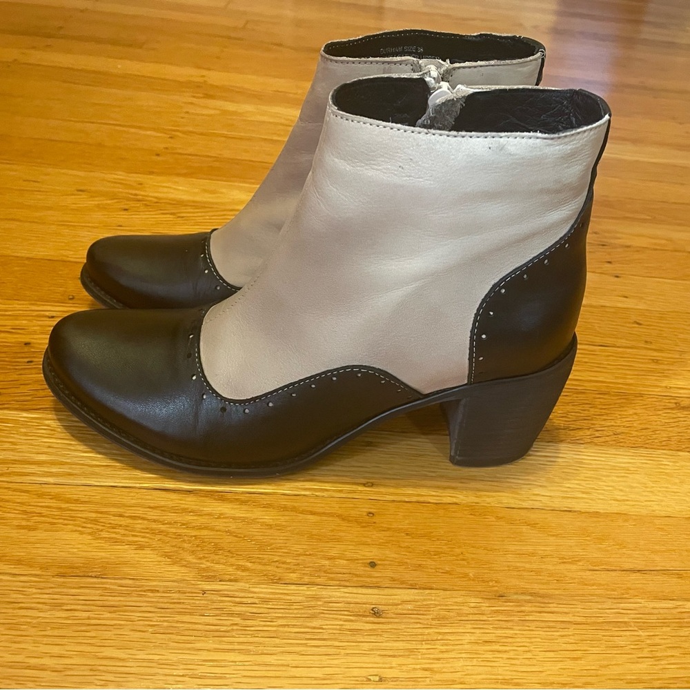 Miz Mooz NYC Durham Oxford ankle boots.
Cream/black genuine leather. Size 38.